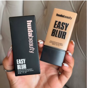 كريم أساس للبخاخة الطبيعية من Huda Beauty Easy Blur مع برايمر نياسيناميد