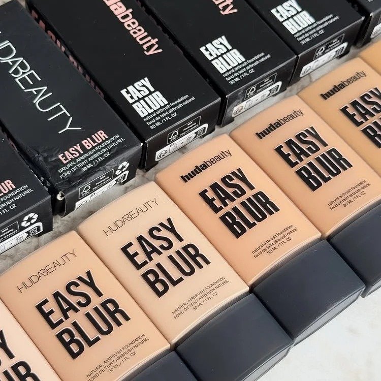 كريم أساس Huda Beauty Easy Blur مع برايمر النياسيناميد - الصورة 2
